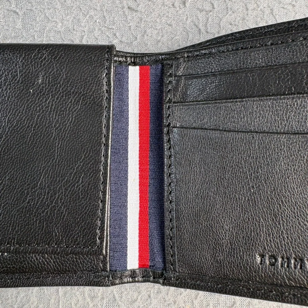 Tommy Hilfiger Mens Black Leather Bifold Wallet Stripe Ribbon ID Window